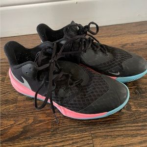 Nike volley ball shoes youth size 5 1/2.